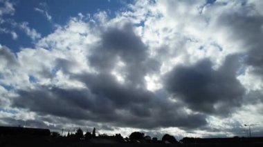 Bulutların Üzerinden En Güzel ve En İyi Yüksek Açılı Dramatik Gökyüzü Görüntüsü. İngiltere 'nin Luton şehrinde sabah erken saatlerde yükselen Hızlı Hareketli Bulutlar