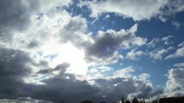 Bulutların Üzerinden En Güzel ve En İyi Yüksek Açılı Dramatik Gökyüzü Görüntüsü. İngiltere 'nin Luton şehrinde sabah erken saatlerde yükselen Hızlı Hareketli Bulutlar