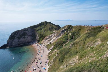 İnsanların Havadan Bakışı, Durdle Kapısı Doğal Sahili 'ndeki Sıcak Yaz Gününün tadını çıkarıyor. 9 Eylül 2023 'te, İngiltere' de Drone 'un Kamerasıyla Güzel Turist Çekimi