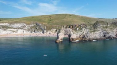 En İyi İngiliz Turist Çekimi ve İngiltere 'nin Durdle Door Sahili Okyanus Manzarası' ndaki En İyi Hava Görüntüsü Tekne Turu 'nun tadını çıkarıyor. 9 Eylül 2023 'te Drone' un Kamerası ile yakalanmış.