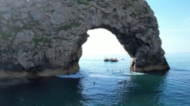 En İyi İngiliz Turist Çekimi ve İngiltere 'nin Durdle Door Sahili Okyanus Manzarası' ndaki En İyi Hava Görüntüsü Tekne Turu 'nun tadını çıkarıyor. 9 Eylül 2023 'te Drone' un Kamerası ile yakalanmış.