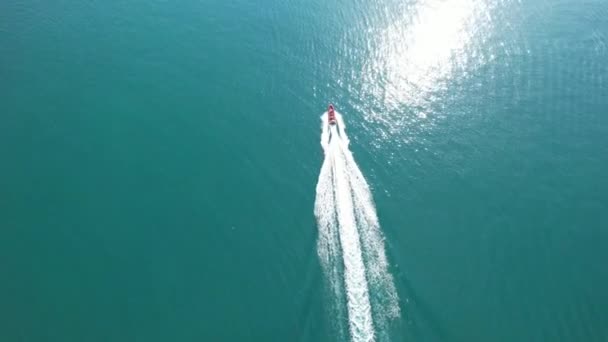 人々の最高の空中映像は 英国のドアビーチの豪華なイギリスの観光スポットとオーシャンシービューでボートライドを楽しんでいます 2023年9月9日にドローンのカメラで撮影された — ストック動画