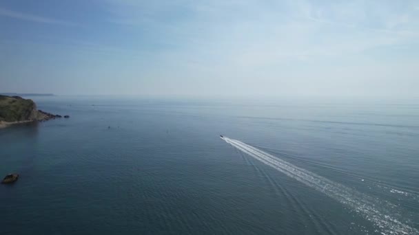 Лучший Воздушный След Людей Прогулка Лодке Великолепному Британскому Пляжу Дардл — стоковое видео