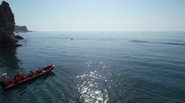 En İyi İngiliz Turist Çekimi ve İngiltere 'nin Durdle Door Sahili Okyanus Manzarası' ndaki En İyi Hava Görüntüsü Tekne Turu 'nun tadını çıkarıyor. 9 Eylül 2023 'te Drone' un Kamerası ile yakalanmış.