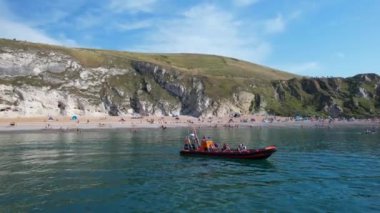 En İyi İngiliz Turist Çekimi ve İngiltere 'nin Durdle Door Sahili Okyanus Manzarası' ndaki En İyi Hava Görüntüsü Tekne Turu 'nun tadını çıkarıyor. 9 Eylül 2023 'te Drone' un Kamerası ile yakalanmış.