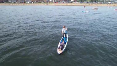 En İyi İngiliz Turist Çekimi ve İngiltere 'nin Durdle Door Sahili Okyanus Manzarası' ndaki En İyi Hava Görüntüsü Tekne Turu 'nun tadını çıkarıyor. 9 Eylül 2023 'te Drone' un Kamerası ile yakalanmış.