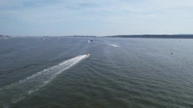 Muhteşem Yüksek Açılı Halk Manzarası İngiltere 'nin Durdle Door Manzaralı Suları' nın Okyanus Sahili 'nde Britanya' nın Kayılarda ve Yüzmede Sıcak Havası 'nın tadını çıkarıyor. 9 Eylül 2023 'te Çekilen Görüntüler