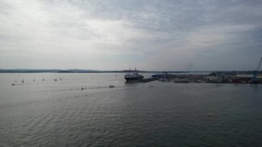 Muhteşem Yüksek Açılı Halk Manzarası İngiltere 'nin Durdle Door Manzaralı Suları' nın Okyanus Sahili 'nde Britanya' nın Kayılarda ve Yüzmede Sıcak Havası 'nın tadını çıkarıyor. 9 Eylül 2023 'te Çekilen Görüntüler