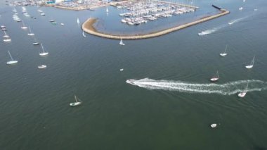 Muhteşem Yüksek Açılı Halk Manzarası İngiltere 'nin Durdle Door Manzaralı Suları' nın Okyanus Sahili 'nde Britanya' nın Kayılarda ve Yüzmede Sıcak Havası 'nın tadını çıkarıyor. 9 Eylül 2023 'te Çekilen Görüntüler