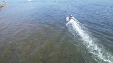 Muhteşem Yüksek Açılı Halk Manzarası İngiltere 'nin Durdle Door Manzaralı Suları' nın Okyanus Sahili 'nde Britanya' nın Kayılarda ve Yüzmede Sıcak Havası 'nın tadını çıkarıyor. 9 Eylül 2023 'te Çekilen Görüntüler