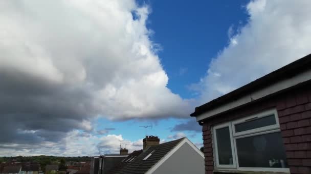 잉글랜드의 시티를 빠르게 움직이는 극적인 구름과 하늘의 — 비디오