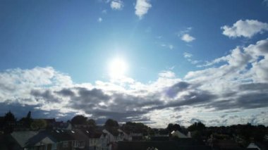 İngiltere 'nin Luton şehrinde hızlı hareket eden dramatik bulutların ve gökyüzünün yüksek açılı görüntüleri.