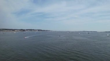 Muhteşem Yüksek Açılı Halk Manzarası İngiltere 'nin Durdle Door Manzaralı Suları' nın Okyanus Sahili 'nde Britanya' nın Kayılarda ve Yüzmede Sıcak Havası 'nın tadını çıkarıyor. 9 Eylül 2023 'te Çekilen Görüntüler