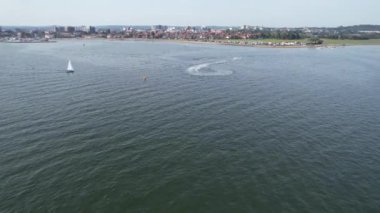 Muhteşem Yüksek Açılı Halk Manzarası İngiltere 'nin Durdle Door Manzaralı Suları' nın Okyanus Sahili 'nde Britanya' nın Kayılarda ve Yüzmede Sıcak Havası 'nın tadını çıkarıyor. 9 Eylül 2023 'te Çekilen Görüntüler