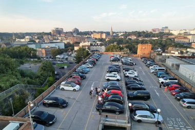 İngiltere 'nin Bournemouth şehrinin Sea View' daki İngiliz Turist Çekiminin Güzel Hava Görüntüsü. Yüksek Açılı Görüntü İHA 'nın Kamerasıyla 9 Eylül 2023' te Günbatımında