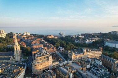 İngiltere 'nin Bournemouth şehrinin Sea View' daki İngiliz Turist Çekiminin Güzel Hava Görüntüsü. Yüksek Açılı Görüntü İHA 'nın Kamerasıyla 9 Eylül 2023' te Günbatımında