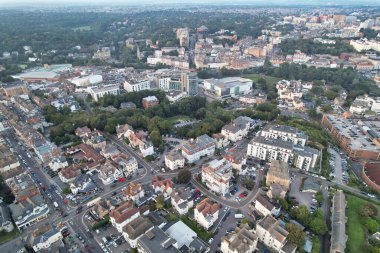 İngiltere 'nin Bournemouth şehrinin Sea View' daki İngiliz Turist Çekiminin Güzel Hava Görüntüsü. Yüksek Açılı Görüntü İHA 'nın Kamerasıyla 9 Eylül 2023' te Günbatımında