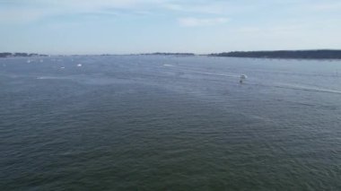 Muhteşem Yüksek Açılı Halk Manzarası İngiltere 'nin Durdle Door Manzaralı Suları' nın Okyanus Sahili 'nde Britanya' nın Kayılarda ve Yüzmede Sıcak Havası 'nın tadını çıkarıyor. 9 Eylül 2023 'te Çekilen Görüntüler