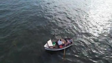 Muhteşem Yüksek Açılı Halk Manzarası İngiltere 'nin Durdle Door Manzaralı Suları' nın Okyanus Sahili 'nde Britanya' nın Kayılarda ve Yüzmede Sıcak Havası 'nın tadını çıkarıyor. 9 Eylül 2023 'te Çekilen Görüntüler