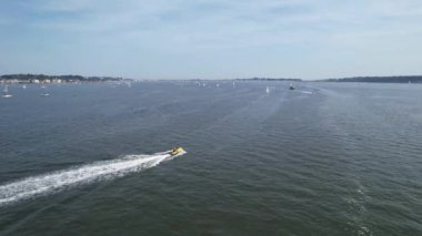 Muhteşem Yüksek Açılı Halk Manzarası İngiltere 'nin Durdle Door Manzaralı Suları' nın Okyanus Sahili 'nde Britanya' nın Kayılarda ve Yüzmede Sıcak Havası 'nın tadını çıkarıyor. 9 Eylül 2023 'te Çekilen Görüntüler