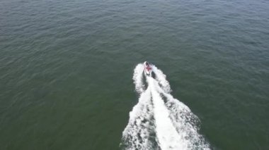 Muhteşem Yüksek Açılı Halk Manzarası İngiltere 'nin Durdle Door Manzaralı Suları' nın Okyanus Sahili 'nde Britanya' nın Kayılarda ve Yüzmede Sıcak Havası 'nın tadını çıkarıyor. 9 Eylül 2023 'te Çekilen Görüntüler