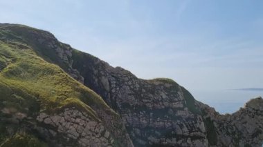 Durdle Door Sahili 'ndeki Cliff ve Hills' in yüksek açılı görüntüsü. İngiltere 'nin Büyük Turist Çekimi ve Yazın Çok Ünlü. En Güzel Manzara 'nın 9 Eylül' deki Görkemli Görüntüsü