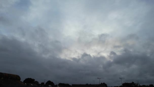Ngiltere Üzerindeki Hızlı Hareket Eden Bulutlar Hızlandırılmış Görüntüleri — Stok video