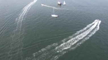 Muhteşem Yüksek Açılı Halk Manzarası İngiltere 'nin Durdle Door Manzaralı Suları' nın Okyanus Sahili 'nde Britanya' nın Kayılarda ve Yüzmede Sıcak Havası 'nın tadını çıkarıyor. 9 Eylül 2023 'te Çekilen Görüntüler