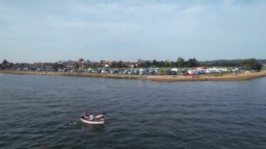 Muhteşem Yüksek Açılı Halk Manzarası İngiltere 'nin Durdle Door Manzaralı Suları' nın Okyanus Sahili 'nde Britanya' nın Kayılarda ve Yüzmede Sıcak Havası 'nın tadını çıkarıyor. 9 Eylül 2023 'te Çekilen Görüntüler