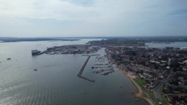 Muhteşem Yüksek Açılı Halk Manzarası İngiltere 'nin Durdle Door Manzaralı Suları' nın Okyanus Sahili 'nde Britanya' nın Kayılarda ve Yüzmede Sıcak Havası 'nın tadını çıkarıyor. 9 Eylül 2023 'te Çekilen Görüntüler