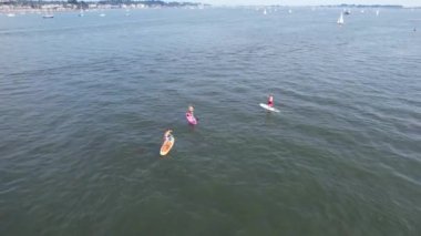 Muhteşem Yüksek Açılı Halk Manzarası İngiltere 'nin Durdle Door Manzaralı Suları' nın Okyanus Sahili 'nde Britanya' nın Kayılarda ve Yüzmede Sıcak Havası 'nın tadını çıkarıyor. 9 Eylül 2023 'te Çekilen Görüntüler