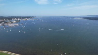 Muhteşem Yüksek Açılı Halk Manzarası İngiltere 'nin Durdle Door Manzaralı Suları' nın Okyanus Sahili 'nde Britanya' nın Kayılarda ve Yüzmede Sıcak Havası 'nın tadını çıkarıyor. 9 Eylül 2023 'te Çekilen Görüntüler