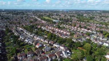 Central Luton City 'nin ve İngiltere şehir merkezinin havadan görüntüsü yaz akşamları günbatımında. Görüntü İHA 'nın Kamerasıyla 21 Eylül 2023' te kaydedildi.