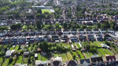 Central Luton City 'nin ve İngiltere şehir merkezinin havadan görüntüsü yaz akşamları günbatımında. Görüntü İHA 'nın Kamerasıyla 21 Eylül 2023' te kaydedildi.