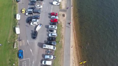 İngiltere 'nin Poole şehrinde okyanusun bir kısmıyla birlikte Sea Port ve Beach' teki insanların havadan çekilmiş görüntüleri. Kamera 9 Eylül 2023 'te İHA' nın Kamerasıyla çekildi.