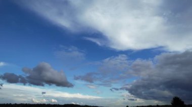 İngiltere üzerindeki Hızlı Hareket Eden Bulutlar 'ın hızlandırılmış görüntüleri.