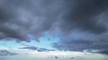 İngiltere üzerindeki Hızlı Hareket Eden Bulutlar 'ın hızlandırılmış görüntüleri.