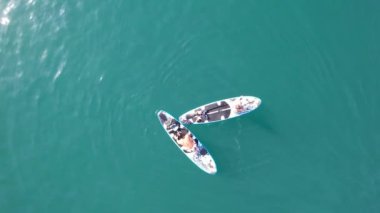 En İyi İngiliz Turist Çekimi ve İngiltere 'nin Durdle Door Sahili Okyanus Manzarası' ndaki En İyi Hava Görüntüsü Tekne Turu 'nun tadını çıkarıyor. 9 Eylül 2023 'te Drone' un Kamerası ile yakalanmış.