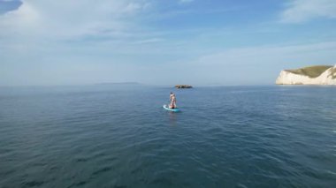 En İyi İngiliz Turist Çekimi ve İngiltere 'nin Durdle Door Sahili Okyanus Manzarası' ndaki En İyi Hava Görüntüsü Tekne Turu 'nun tadını çıkarıyor. 9 Eylül 2023 'te Drone' un Kamerası ile yakalanmış.