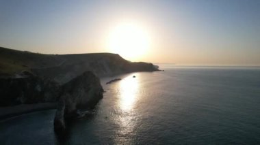 Durdle Door Sahili 'ndeki Cliff ve Hills' in yüksek açılı görüntüsü. İngiltere 'nin Büyük Turist Çekimi ve Yazın Çok Ünlü. En Güzel Manzaranın Muhteşem Görüntüsü 9 Eylül 2023 'te Çekildi