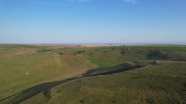 Durdle Door Sahili 'ndeki Cliff ve Hills' in yüksek açılı görüntüsü. İngiltere 'nin Büyük Turist Çekimi ve Yazın Çok Ünlü. En Güzel Manzaranın Muhteşem Görüntüsü 9 Eylül 2023 'te Çekildi