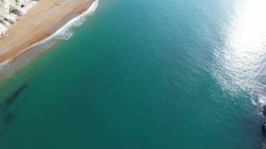 Durdle Door Sahili 'ndeki Cliff ve Hills' in yüksek açılı görüntüsü. İngiltere 'nin Büyük Turist Çekimi ve Yazın Çok Ünlü. En Güzel Manzaranın Muhteşem Görüntüsü 9 Eylül 2023 'te Çekildi