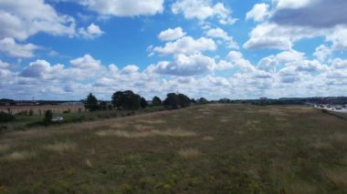 Bulutlu Öğleden Sonra Yoğun Trafikli İngiliz Otoyollarının Yüksek Açılı Görüntüleri. Görüntüler, İngiltere 'nin Luton şehrinde M1 kavşağında İHA' nın kamerasıyla 15 Ağustos 2023 'te çekildi.