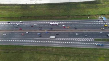 Bulutlu Öğleden Sonra Yoğun Trafikli İngiliz Otoyollarının Yüksek Açılı Görüntüleri. Görüntüler, İngiltere 'nin Luton şehrinde M1 kavşağında İHA' nın kamerasıyla 15 Ağustos 2023 'te çekildi.