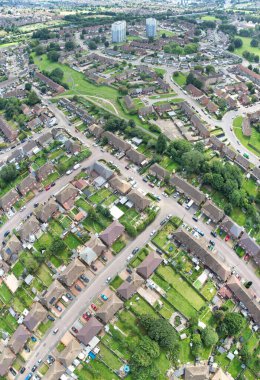 İngiltere 'nin Luton şehrinin üzerindeki güzel günbatımında İngiliz Konutları' nın dikey Panoramik Hava Görüntüsü. Görüntü İHA 'nın Kamerasıyla 15 Ağustos 2023' te çekildi.