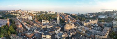 İngiltere İngiltere 'nin Bournemouth Sahili ve Deniz manzaralı İngiliz Turist Çekimi Havadan Panoramik Manzarası. Yüksek Açılı Görüntü İHA 'nın Kamerasıyla 9 Eylül 2023' te Sıcak Hava ve Günbatımında.