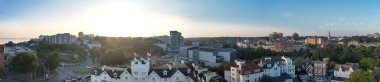 İngiltere İngiltere 'nin Bournemouth Sahili ve Deniz manzaralı İngiliz Turist Çekimi Havadan Panoramik Manzarası. Yüksek Açılı Görüntü İHA 'nın Kamerasıyla 9 Eylül 2023' te Sıcak Hava ve Günbatımında.