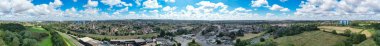 İngiltere 'nin Luton şehrinin üzerindeki güzel günbatımında İngiliz Yerleşim Bölgesi Evleri Panoramik Hava Görüntüsü. Görüntü İHA 'nın Kamerasıyla 15 Ağustos 2023' te çekildi.