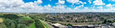 İngiltere 'nin Luton şehrinin üzerindeki güzel günbatımında İngiliz Yerleşim Bölgesi Evleri Panoramik Hava Görüntüsü. Görüntü İHA 'nın Kamerasıyla 15 Ağustos 2023' te çekildi.