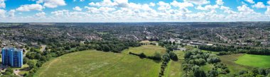 İngiltere 'nin Luton şehrinin üzerindeki güzel günbatımında İngiliz Yerleşim Bölgesi Evleri Panoramik Hava Görüntüsü. Görüntü İHA 'nın Kamerasıyla 15 Ağustos 2023' te çekildi.